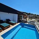 Apartment Coastal Retreat Paradise And Sunset View From The Private Pool