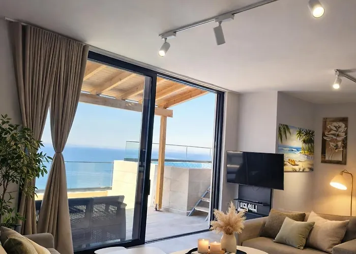 Coastal Retreat Paradise And Sunset View From The Private Pool Apartment